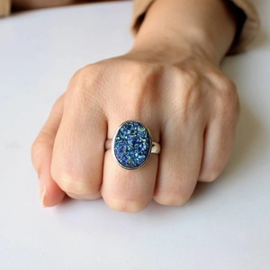 Bague en argent avec druse de titane, bague statement en pierre précieuse naturelle pour femme, bijoux de mode tendance en gros - Product Image 1