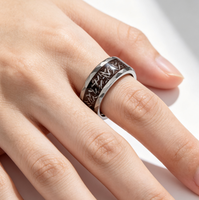 Bague en carbure de tungstène argenté avec incrustation de météorite, bord martelé et facetté, pour homme, alliance de mariage, ajustement confortable, bijou de fiançailles et de promesse
