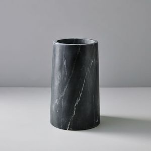 Jarrón Minimalista de Mármol Blanco con Función para Guardar Agua, Jarrón de Flores en Forma de Botella de Mármol de Tendencia, Decoración de Lujo Hecha a Mano - Product Image 4