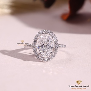 Anillo de Diamante CVD Cultivado en Laboratorio de Corte Ovalado de 2.00 Quilates con Diseño de Halo Brillante, Oro Sólido de 14K, Color E, Claridad VVS2, Certificado IGI - Product Image 1