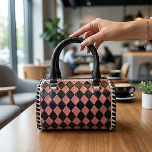 Bolso de mano mini Speedy de cuero genuino 100% con patrón a cuadros en negro y rosa para mujer con doble asa de transporte. - Product Image 5