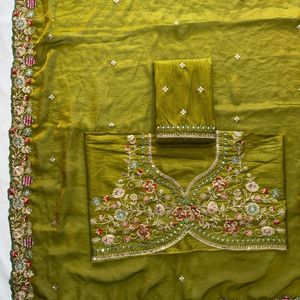 Sari en satin de soie haut de gamme et élégant avec bordure brodée et chemisier en soie de Bangalore, prix de gros par Royal Export - Product Image 3