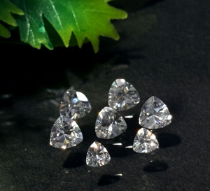 Moissanite de laboratoire taillée en triangle |   Clarté VVS |   Jeu de couleurs/Feu |   Pierre brute certifiée par un tiers pour la fabrication de bijoux - Product Image 6