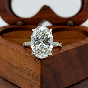 Anillo de compromiso único de 5.5 quilates para mujer, en oro blanco de 14K/10K, con diamante de laboratorio de corte ovalado y diamantes laterales, estilo clásico, certificado por IGI. - Product Image 1