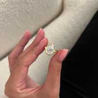 Bague sertie de moissanite taille poire en or jaune 14 carats |   Bague de fiançailles solitaire en forme de larme |   Bijoux fins modernes pour femmes