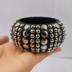 กำไลไม้ทำมือ Royal Charm ประดับหมุดโลหะ สีน้ำตาลเข้ม รูปทรงตามสั่ง - สำหรับของขวัญงานแต่งงานและวันครบรอบ - Product Image 6