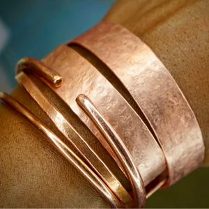 Pulsera Unisex Ajustable de Cobre Sólido Hecha a Mano - Regalo Navideño Elegante con Personalización |   Creaciones Antiguas - Product Image 1