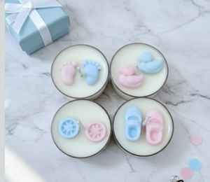 Vela de cera de soja hecha a mano de lujo con forma de zapato de bebé, elegante y perfumada, con etiqueta personalizada, ideal como regalo de recuerdo para baby shower o cumpleaños. - Product Image 4
