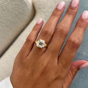 Bague solitaire en diamant de laboratoire taille Asscher de 3 carats en or jaune 14 carats avec sertissage épais, certifiée IGI - Product Image 2