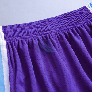 Uniforme de basket-ball personnalisé fabriqué avec un tissu en polyester respirant, doté d'une impression par sublimation pour les équipes professionnelles - Product Image 6