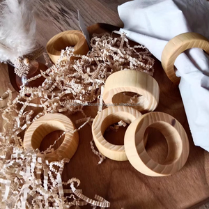 Servilleteros de madera con acabado liso para decorar su mesa con elegancia durante almuerzos, cenas o vacaciones informales. - Product Image 3