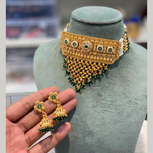 Ensemble collier ras-de-cou et boucles d'oreilles ethniques traditionnels plaqués or avec pierres de cristal et strass pour femme JeweleMarket, idéal pour mariage (Maharashtrien) - Product Image 1