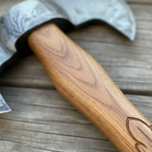 Hacha de doble cabeza de acero de Damasco, herramienta utilitaria de alta calidad para exteriores con mango de madera. - Product Image 2