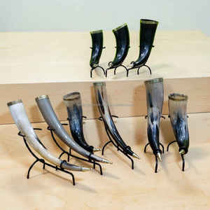 Elegante cuerno vikingo para beber, hecho a mano, con soporte de hierro y diseño de punta de latón a precio económico. - Product Image 2