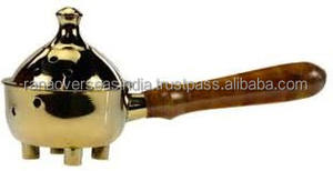 Quemador de incienso de latón con mango de madera para incienso indio Mubkhar Bakhoor en oferta a precio asequible - Product Image 2
