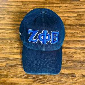 หมวกยีนส์สีเข้ม Zeta Phi Beta ปักลาย ZPB หมวกเบสบอลปักลายชมรมนักศึกษา ตะเข็บสีน้ำเงิน สายปรับได้ สไตล์ลำลอง หมวกผู้หญิงทันสมัย - Product Image 1