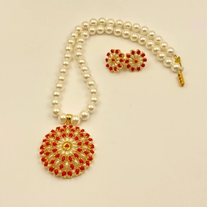 Conjunto de Colgante de Perlas de Coral Chapado en Oro RAY FINE ORNATES, Joyería Hecha a Mano con Piedras Preciosas, Joyería Étnica India de Moda para Novias y Bodas - Product Image 2