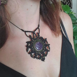 Collier Bohème Fait Main en Macramé avec Chaîne en Cuivre, Maillons en Bambou, Design Papillon Bouddhiste, Pendentif Mandala en Quartz, Pierre de Guérison - Product Image 1
