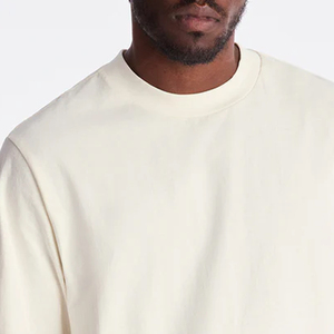 T-shirt surdimensionné uni blanc cassé personnalisé |   T-shirt streetwear en coton épais pour homme avec logo imprimé sur la poitrine |   Haut uni crème à épaules tombantes - Product Image 5