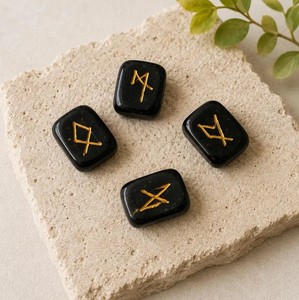 Ensemble de runes Futhark en jaspe noir naturel, fait main, thème Amour, avec pochette en velours noir et carte de runes - Product Image 4