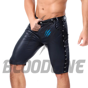 Shorts Bermuda pour homme en PU noir avec poches, taille élastique, style gothique - Product Image 4