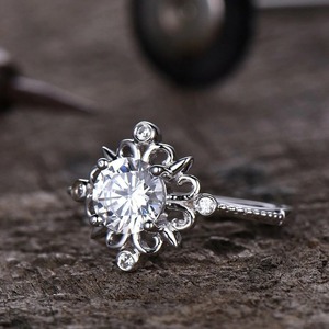 Bague de fiançailles vintage en or blanc 14 carats avec diamant taille émeraude pour femme - Product Image 3