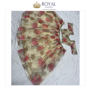 Oferta Especial en Colección de Vestidos de Novia de Diseño Moderno y Lujo, Lehenga Choli de Seda Taby Premium con Trabajo de Espejos a Mano, en Venta - Product Image 5