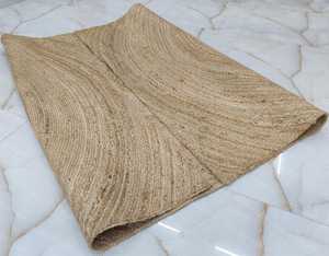 พรมปูพื้นทรงกลมทำมือจากปอกระเจา ลายขอบขาวดำ สไตล์โบโฮ ทำจากเส้นใยธรรมชาติถักด้วยมือ เหมาะสำหรับตกแต่งห้องนั่งเล่นสไตล์ฟาร์มเฮาส์ - Product Image 1