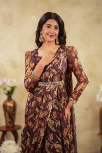 Con un distintivo diseño de drapeado estilo pallu, este elegante diseño crea un aspecto fluido y majestuoso, perfecto para bodas y festividades. - Product Image 1