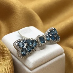 Broche Minimalista de Topacio Azul con Lazo, Chapado en Oro de 14k, Broche de Lujo para Boda o Cóctel, Broche Único con Diamantes para Mujer y Hombre - Product Image 1