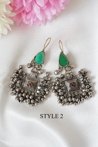 Pendientes de Moneda Tribal Afgana Kuchi Vintage, Hechos a Mano en Tono Plateado con Patrones Tradicionales en Relieve - Product Image 2