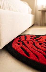 Alfombra de área con forma de corazón de alta demanda, hecha a mano, con tipografía roja llamativa, alfombra de suelo moderna, decoración de hogar, alfombra decorativa. - Product Image 4