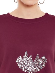 เสื้อสเวตเชิ้ตผู้หญิงสีแดงเลือดหมู ประดับเลื่อมและลูกปัด ด้านหน้ามีลวดลาย คอกลม ไหล่ตก ทรงหลวม ผ้าฝ้าย แฟชั่น OE - Product Image 2