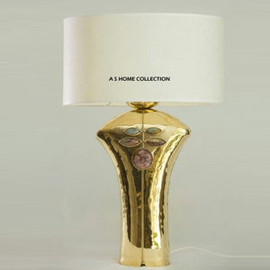 Soporte de metal chapado en oro de primera calidad, muy vendido, con una elegante mesa blanca y piedras preciosas decorativas de resina para mesa y suelo. - Product Image 1