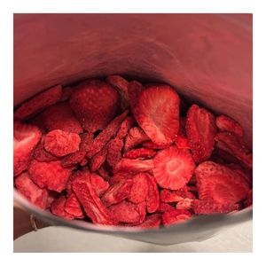 TOP QUALITY 2026 Freeze-Dried Strawberry For Luxury Gift <b>Sets</b> Use Pure Fruit Slices Clean Safe Certified Dried Fruit Product - Product Image 3