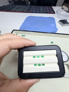 พลอยสีเขียวมรกตเกรดพรีเมียม AAA รูปทรงวงรี สำหรับทำเครื่องประดับ ขนาด 4 มม. 8 มม. นำเข้าจากปากีสถาน - Product Image 2