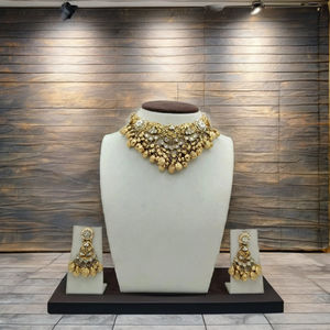 Magnifique collier ras-du-cou antique doré orné de pièces de monnaie traditionnelles et d'accentuations florales Kundan, avec boucles d'oreilles assorties. - Product Image 4