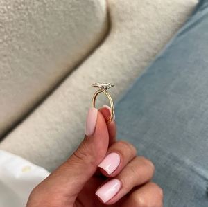 Anillo de compromiso y boda con diamante marquise de 1.0 CT cultivado en laboratorio, engaste de bisel, chapado en oro de 14K, certificado IGI, listo para fiesta, para mujer - Product Image 4