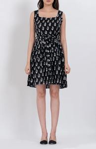 เดรสสั้นผ้าฝ้ายคอเหลี่ยมลายดอกไม้สีดำขายดีสำหรับผู้หญิง – เดรสฤดูร้อนทรงพลิ้วน้ำหนักเบาสุดอินเทรนด์พร้อมจำหน่าย - Product Image 2