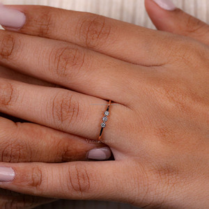 Bague de mariage minimaliste pour femme en or jaune massif 14 carats avec trois diamants brillants de laboratoire, empilable, certifiée IGI - Product Image 2