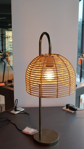 Lámpara de Escritorio Minimalista Tradicional, Base de Metal, Pantalla de Ratán, Recubrimiento en Polvo, Luz Cálida Amarilla, E26 E27, Uso Interior, Lumetal Vietnam - Product Image 6