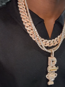 จี้โมอิสซาไนต์แบบฝังเพชรพร้อมสร้อยคอแบบ Cuban Link Tennis Chain สีเงิน สไตล์ฮิปฮอป สามารถสลักอักษรได้ เหมาะสำหรับเป็นของขวัญหมั้นหรือวันครบรอบ สำหรับทั้งชายและหญิง - Product Image 1