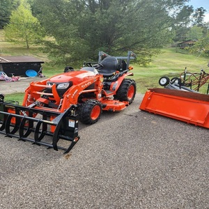 Tractor de un solo eje Kubota B2601 nuevo, listo para enviar, con motor principal y componentes de transmisión, incluyendo bomba, para uso en cortacésped - Product Image 1