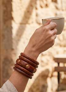 Élégants bracelets artisanaux en bois, style mode, avec design massif et copeaux de laiton collés à la main, pièce maîtresse haut de gamme - Product Image 5