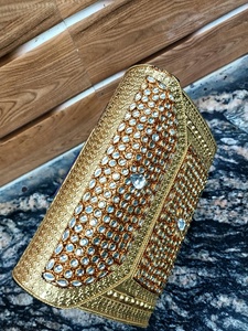 Sac à bandoulière artisanal en métal Kundan, mosaïque de strass brodés, velours doré, pour mariée, fête, mariage, usage féminin - Product Image 3