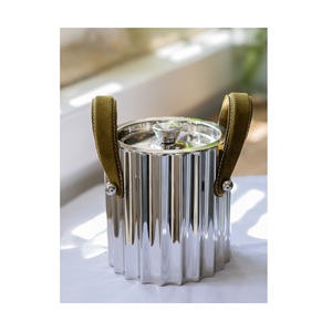Cubo de Hielo Metálico Acanalado con Tapa Hermética - Enfriador de Bebidas Plateado Contemporáneo - Regalo de Lujo para Amantes de los Cócteles - Product Image 1