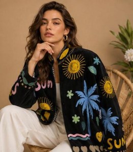 Chaqueta de Terciopelo Bordada Estilo Suzani, Diseño Boho con Palmeras y Sol, Abrigo Multicolor con Estampado Floral y Corazones, Ropa Étnica - Product Image 3