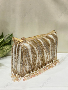 Bolso de Hombro con Patrón Dorado y Marfil, Borde con Cristales, Estructurado, Accesorio para Fiestas Nocturnas para Mujer - Product Image 3