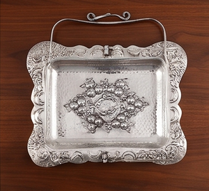 Bandeja de Servir Metálica de Estilo Vintage Artesanal con Diseño Grabado, Bandeja Decorativa Resistente para Comida, para Mesa del Hogar y Uso Diario - Product Image 6