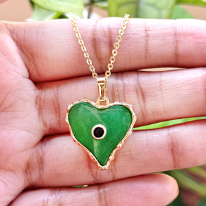Collar de lujo para mujer con colgante en forma de corazón de ónix verde, con pequeños circones negros incrustados, cadena de latón chapada en oro de 18k. - Product Image 1